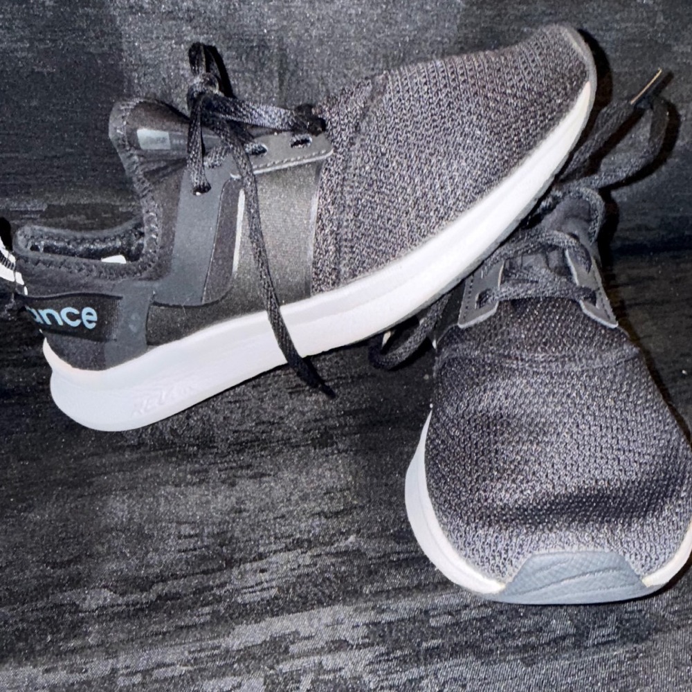New Balance Women's Size 8.5 Gray Black Knit Lace Up Sneakers White Sole